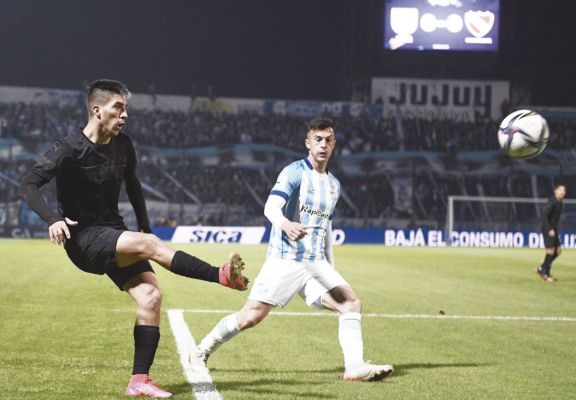 El Rojo venció al Decano en Jujuy y se metió en octavos de la Copa Argentina