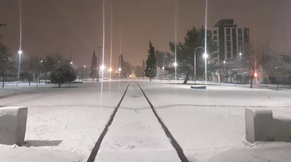 Foto Galería y Video: La ciudad amaneció toda nevada.