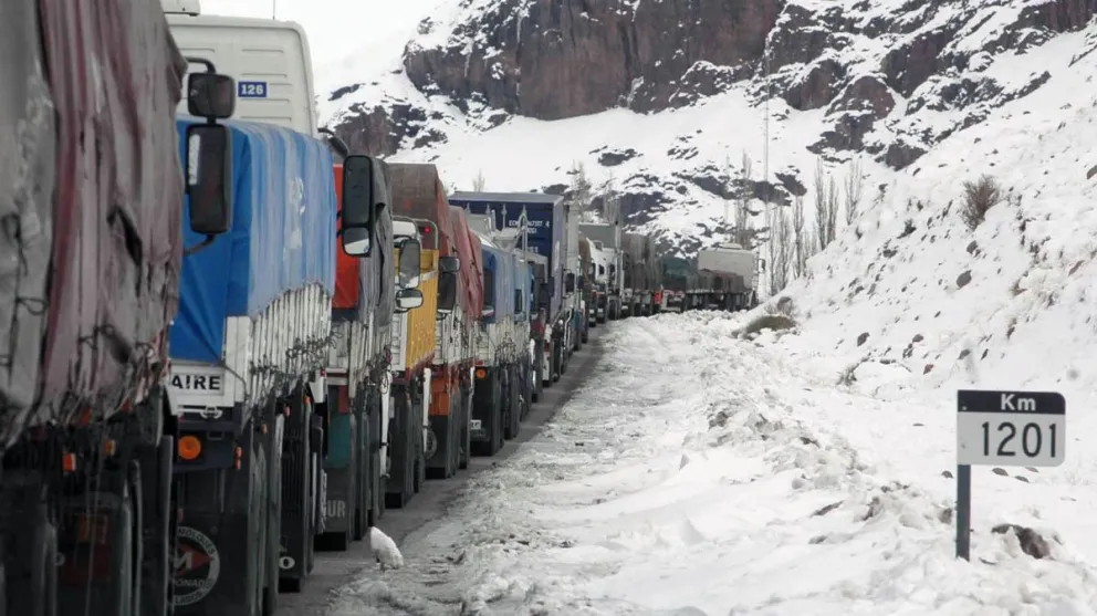 Por el temporal de nieve cerraron los pasos fronterizos a Chile