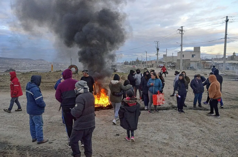 Vecinos de Fracción 14 y 15 se manifestaron en reclamo por cortes masivos del servicio de luz