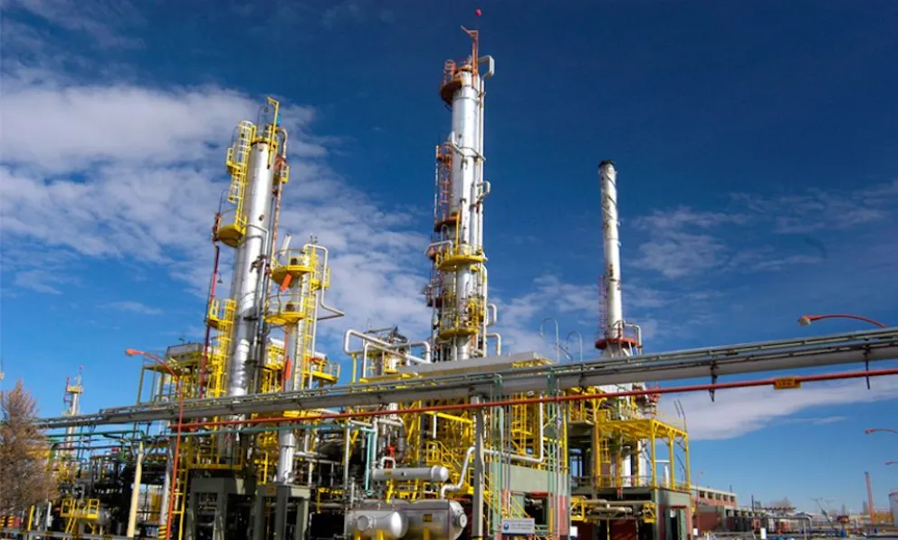 La refinería de Plaza Huincul (YPF), nodo de abastecimiento de la Patagonia Norte.