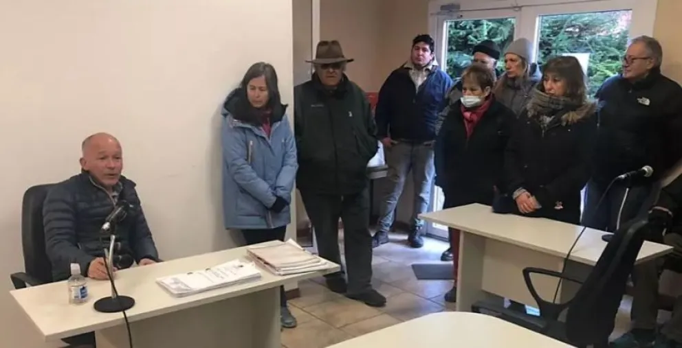 Tras la liberación de los cuatro sospechosos barilochenses, vecinos de Villa La Angostura plantearon su enojo al fiscal De Lillo