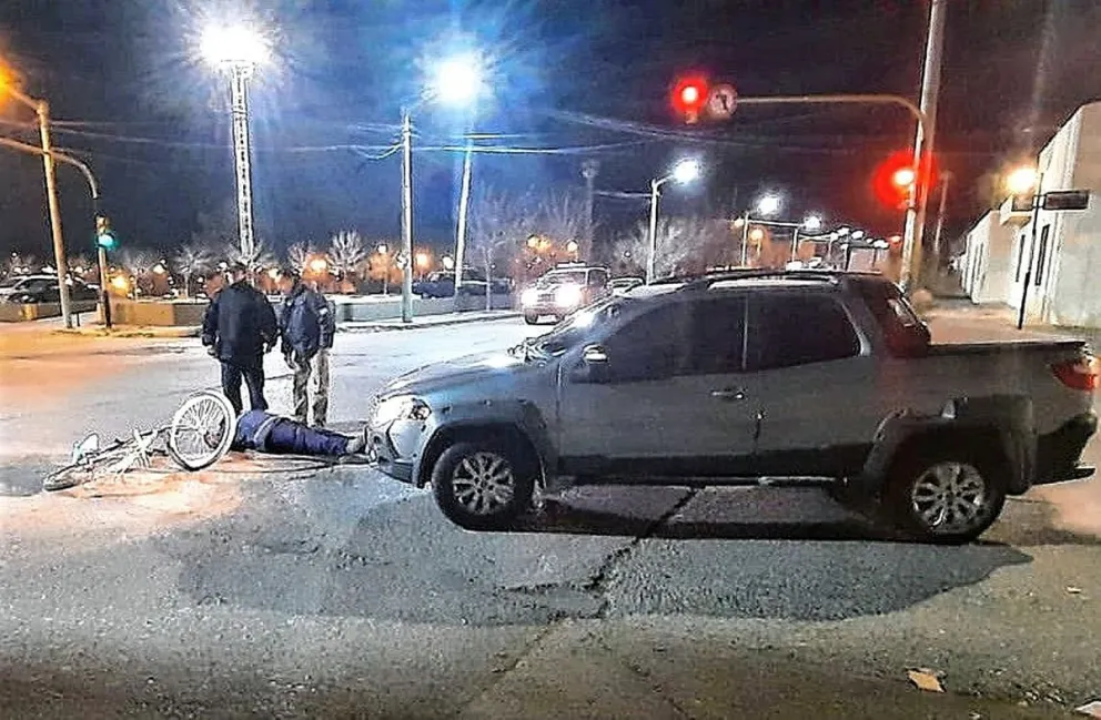 Atropellan a ciclista en la esquina de una comisaría