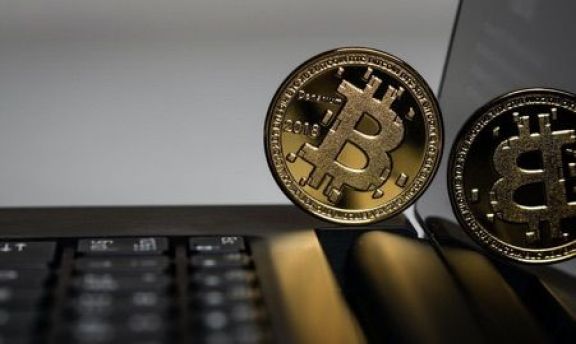 El Bitcoin, en caída libre: perforó su valor más bajo en dos años