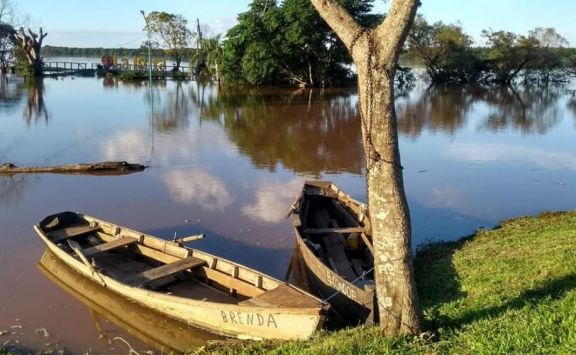 Santo Tomé: el río Uruguay crece y preocupa la zona costera