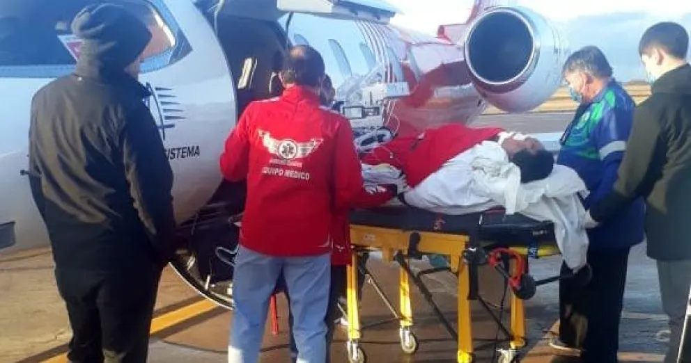 Explosión en Cona Niyeu: partió el vuelo sanitario a Buenos Aires
