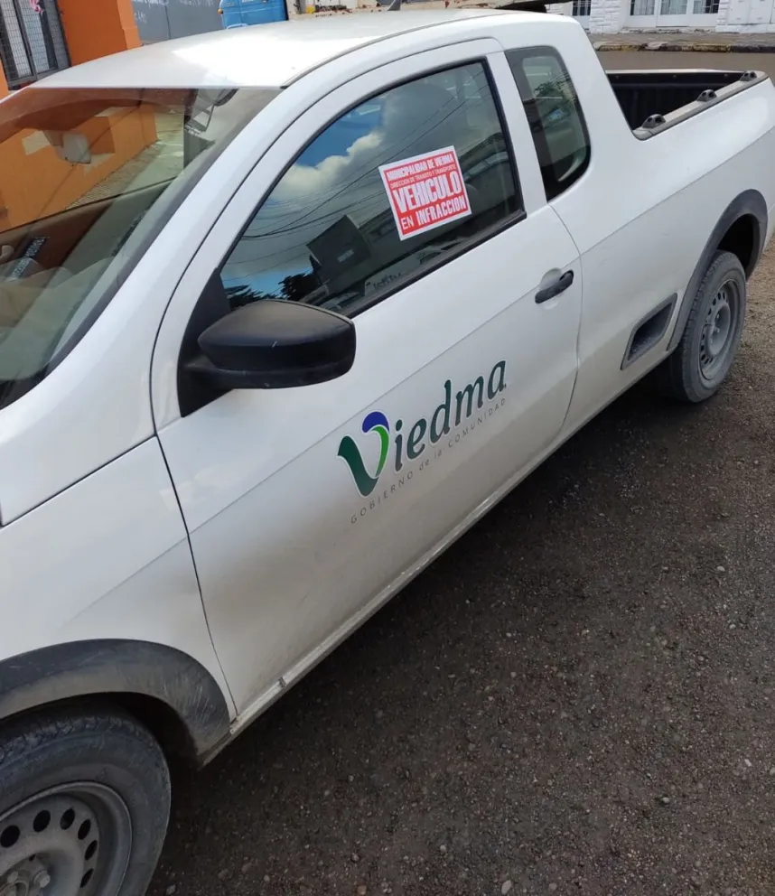 No se salva nadie: un vehículo del municipio fue multado por estacionar donde no se debe 