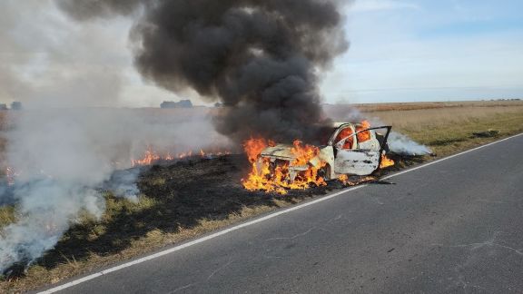 Salida Bomberos: Un auto se incendió por completo en ruta 51