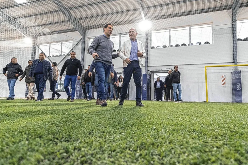 Petroleros Jerárquicos inauguró el SUM de Km 5 y las canchas de césped sintético