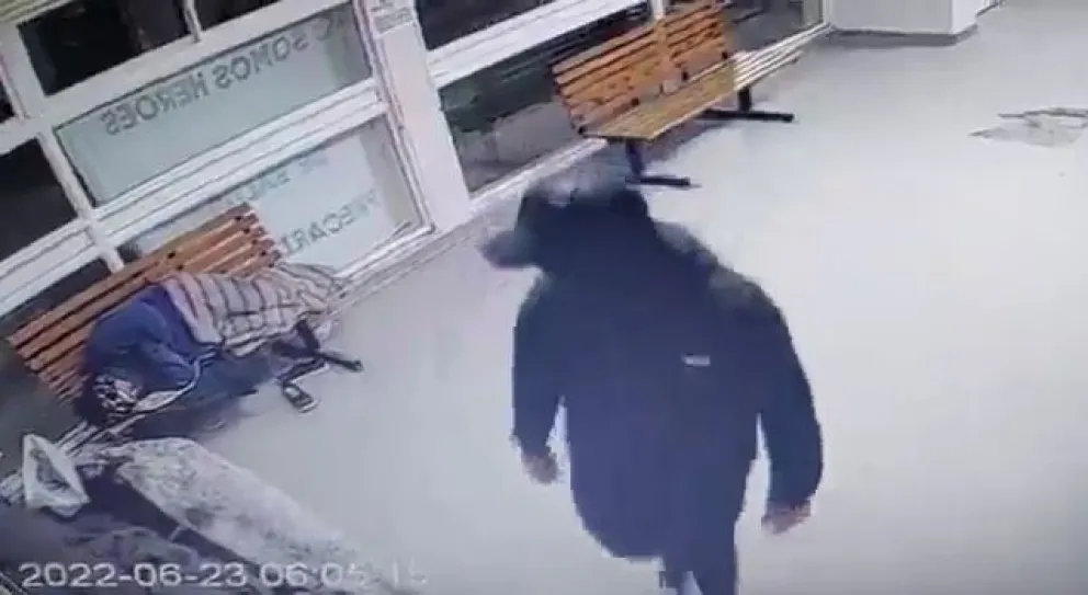 Video: entró al Hospital y se robó el micrófono de la Guardia 