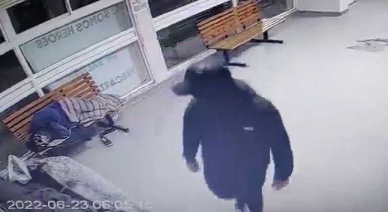 Video: entró al Hospital y se robó el micrófono de la Guardia