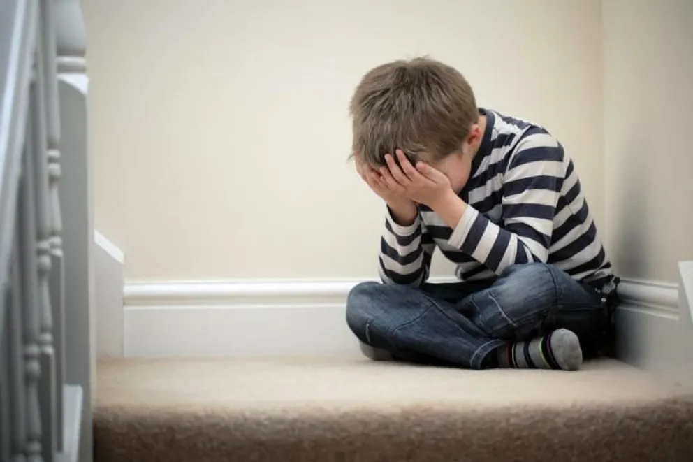 Violencia familiar: Una madre golpeó a su hijo de 10 años y lo arrojo por las escaleras
