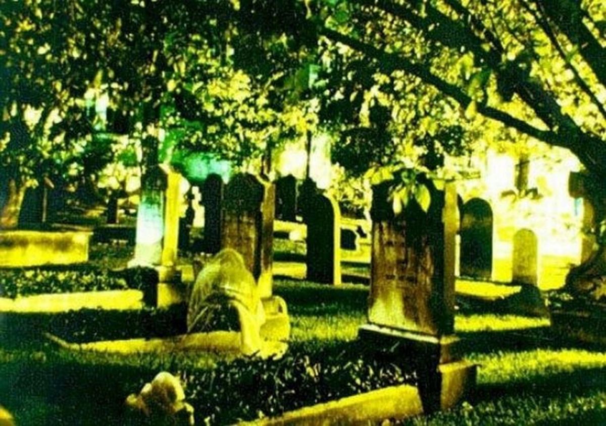 mujer fantasma que visita la tumba de su bebé