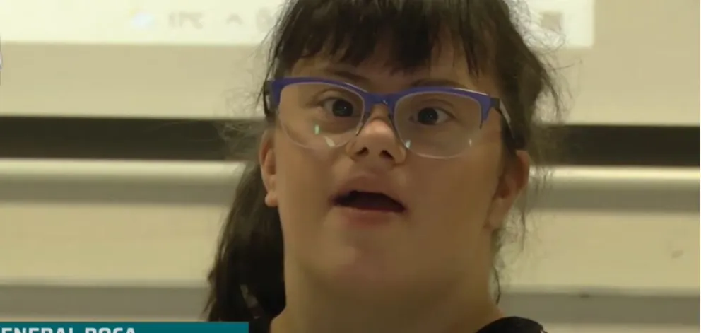 El gran paso de Guada: una estudiante con discapacidad que recibió su diplomatura en Proyección Visual en la UNRN
