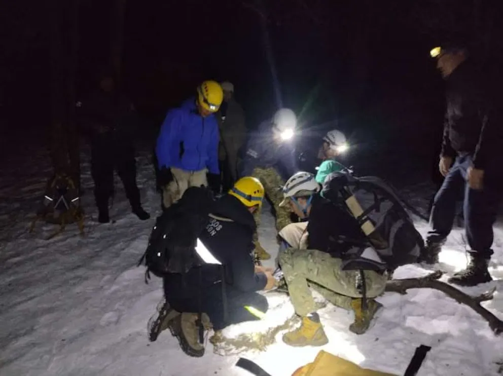 Rescataron a un barilochense de 62 años que se accidentó cuando descendía del Bosque Tallado
