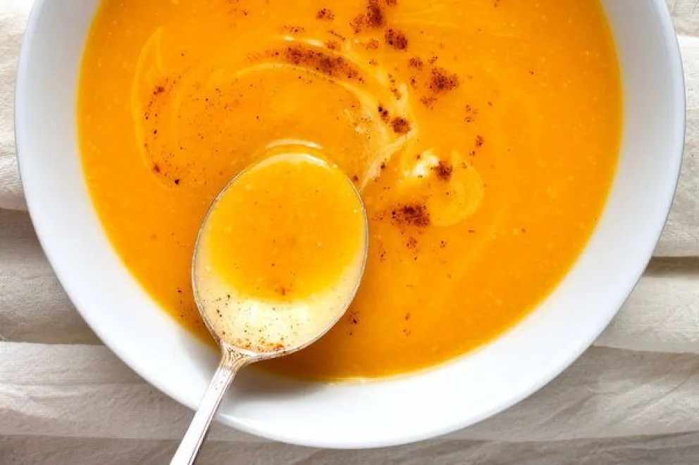 Prepará una deliciosa sopa crema de calabaza ideal para combatir el frío