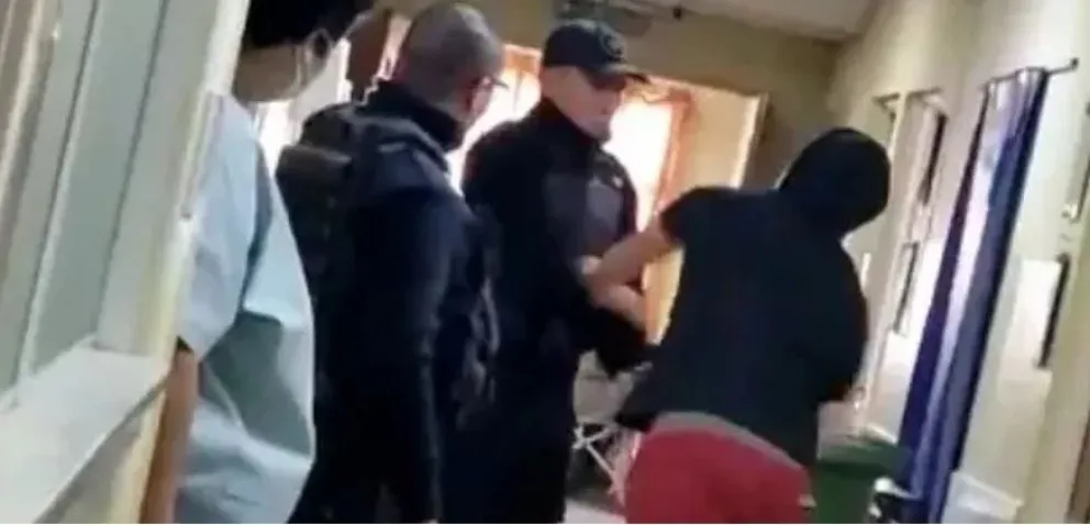Cada vez más grave: el paciente agresor de médicos ahora atacó a un policía