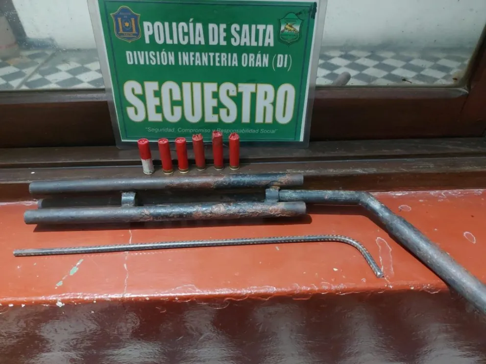 ¡Un peligro! Salteños salieron a pasear con una escopeta casera en las manos