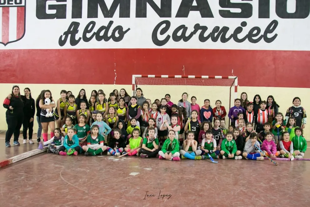 Divertido encuentro de hockey de menores con clubes de la ciudad