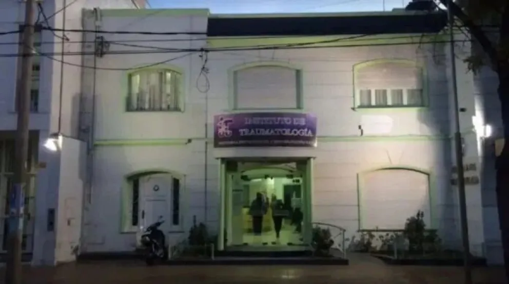 Un traumatólogo fue atacado a la salida del trabajo: un paciente le arrojó ácido
