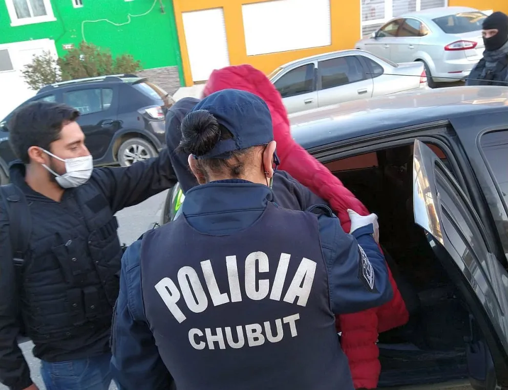 Después de 5 asaltos armados entre Km 3 y Km 4 detuvieron a una mujer y su cómplice sigue prófugo