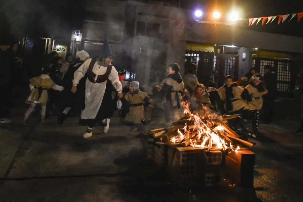 Viedma vivió una mágica noche con la Fogata de San Juan 