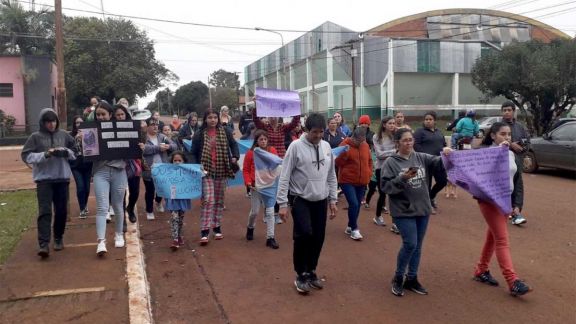 Vecinos de Guaraní marcharon para pedir justicia por víctimas de abusos