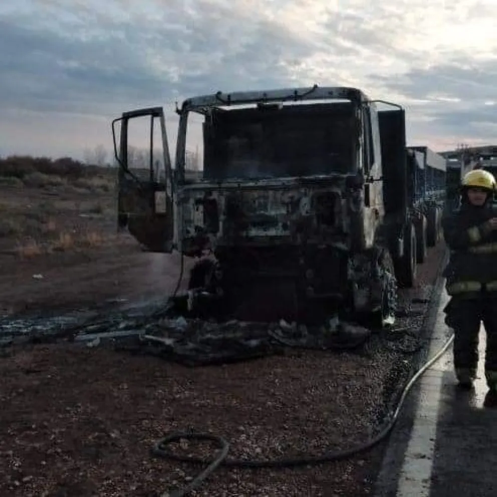 Se le estaba prendiendo fuego el camión en la ruta y por fortuna alcanzó a bajarse