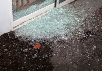 Enfrentamientos de jóvenes terminaron  con la destrucción de vidrieras céntricas 