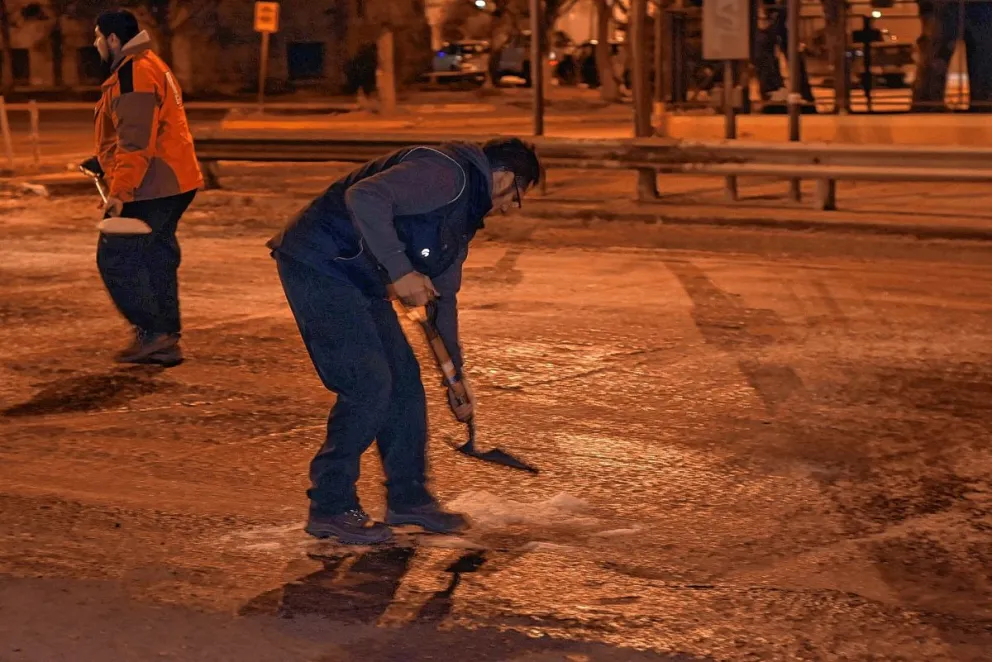 El hielo en las calles, un problema  para los conductores patagónicos