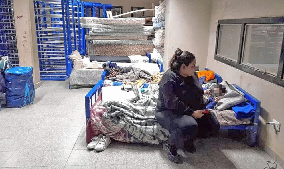 Mujer dijo que por orden de la jueza de familia la  desalojaron de la casa en que vivía con sus hijos
