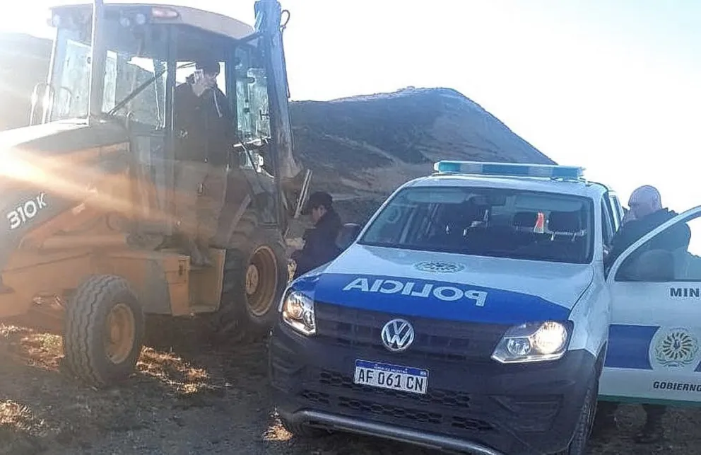Contrataron un maquinista para emparejar un terreno fiscal y lo sacó la policía