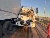 Puerto Deseado: Un camión volquete chocó con un camión estacionado en plena costanera