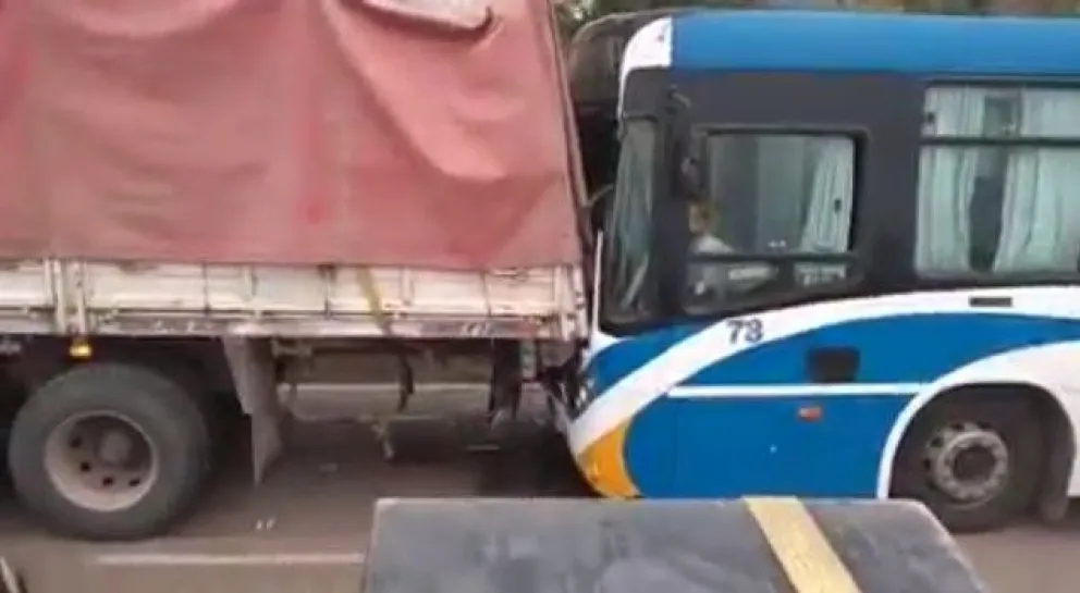 Ruta Nacional 34: espectacular choque en cadena entre 1 camión y 3 colectivos