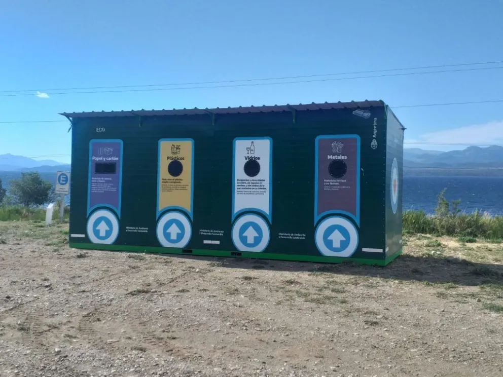 Siguen instalando espacios para tirar residuos reciclables