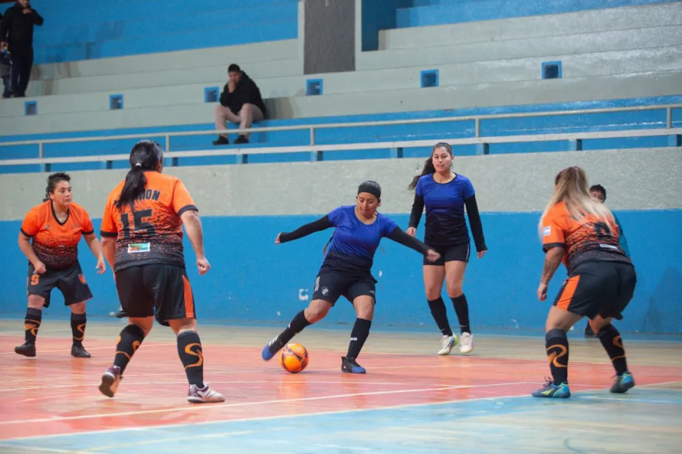 Las jugadoras de ADeFul copan Bomberos