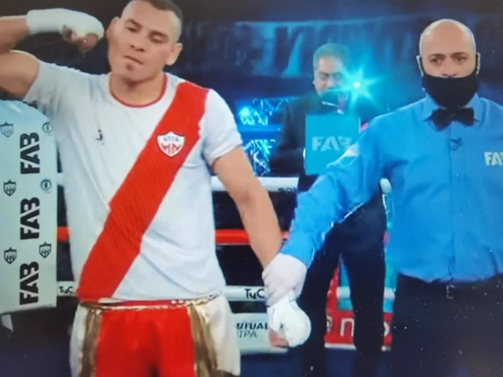 El de Clemente Onelli ganó y festejó con la casaca de Huahuel Niyeo