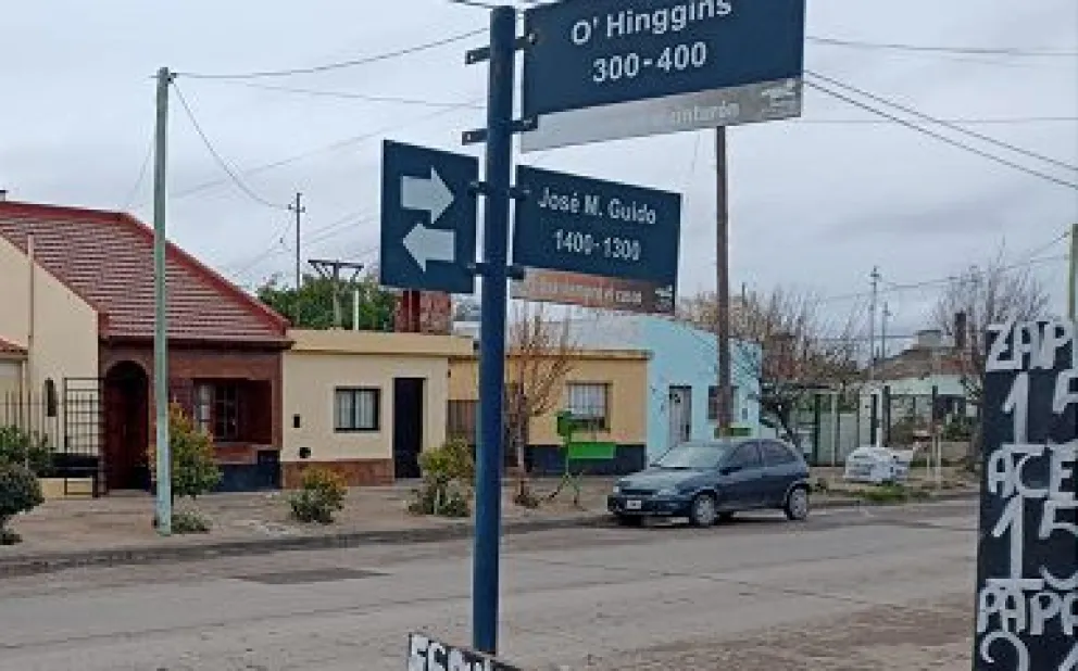 Los errores del pasado se mantienen en la cartelería callejera viedmense.