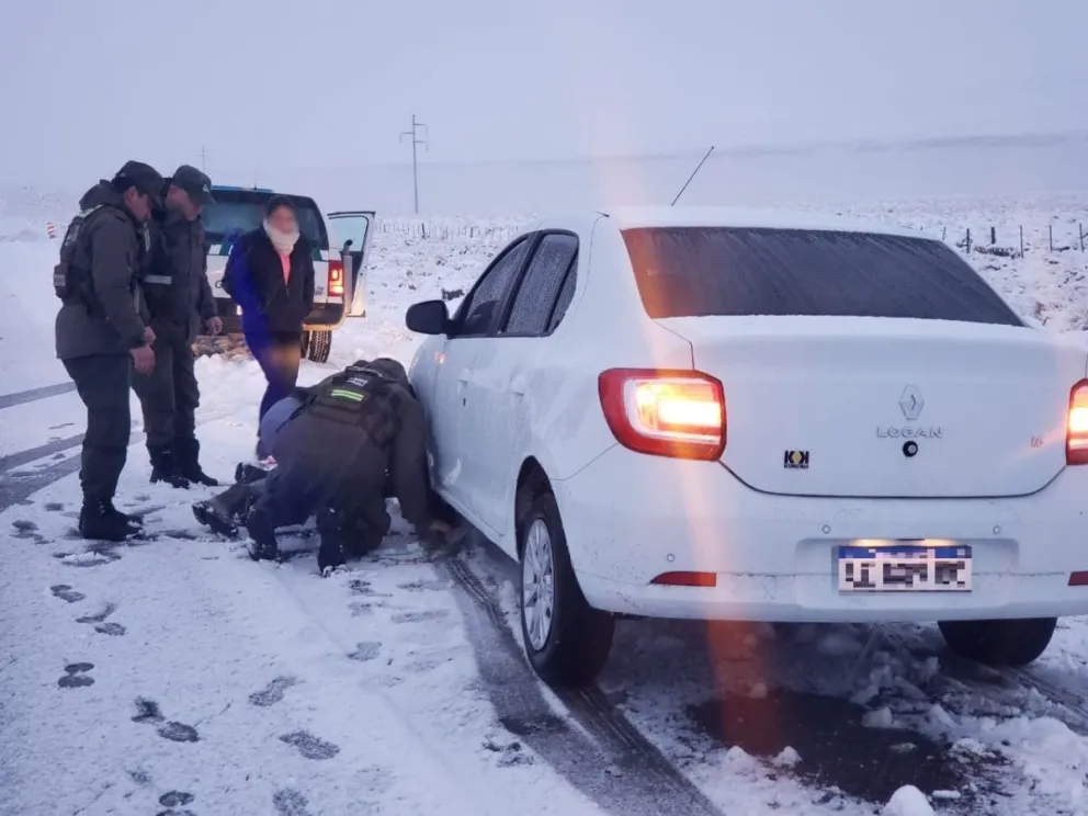 Gendarmes colaboran y asisten a los ciudadanos ante las intensas nevadas
