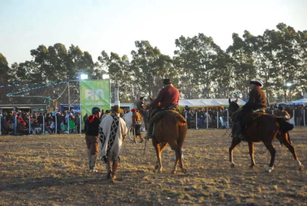 El viento derribó una pantalla en la Fiesta de la Identidad Rionegrina