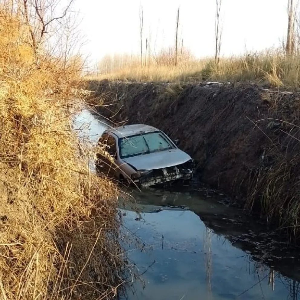 No de nuevo: Un automovilista cayó dentro de un desagüe a la altura de JJ.Gómez 