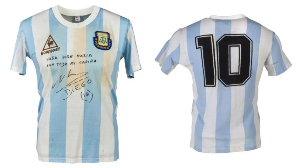 El detalle que los delató: subastaron una camiseta falsa de Maradona