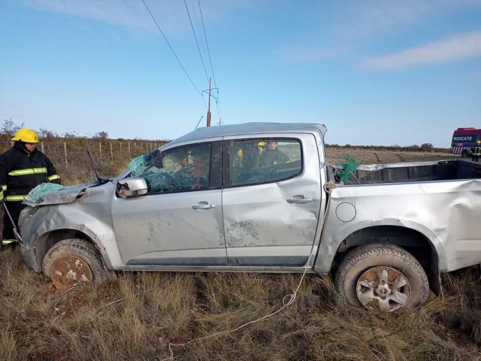 Violento accidente destruyó a una camioneta y los ocupantes se salvaron
