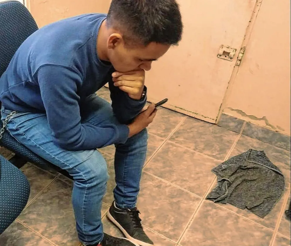 Se encadenó en la Subcomisaría de Ciudadela pidiendo respuestas por una familia conflictiva