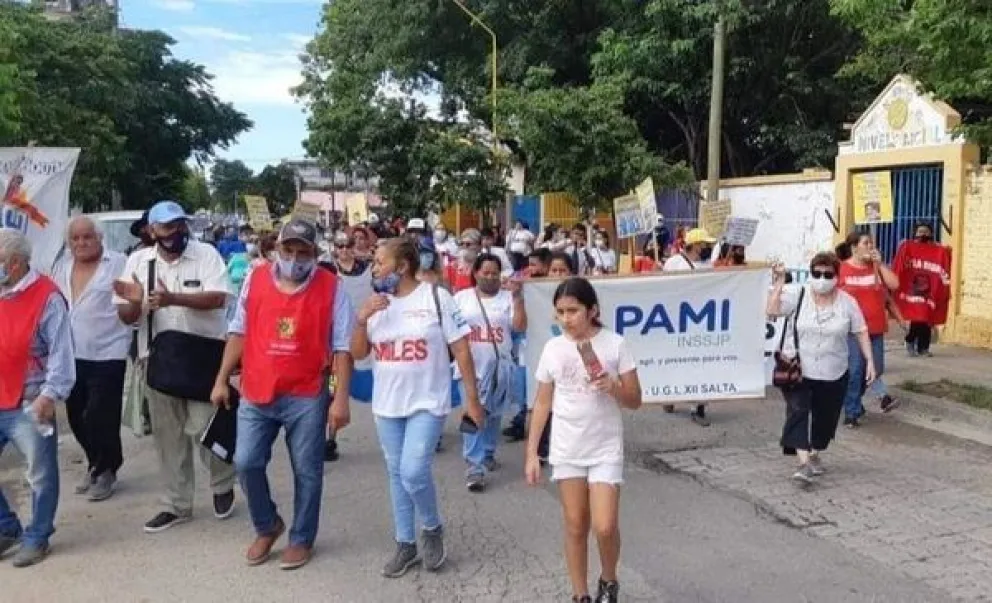 Jubilados se manifiestan en contra de Batakis: "Configura un nuevo ataque a las condiciones de vida de los trabajadores y los jubilados”