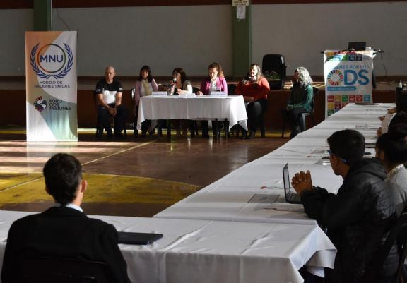 Estudiantes de San Pedro, debaten sobre deforestación a nivel mundial 