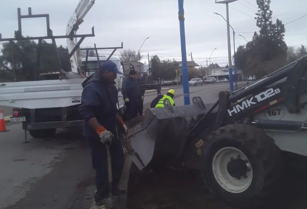 ¡Precaución al circular! Trabajan en corregir un grosero error en una rotonda de la ciudad