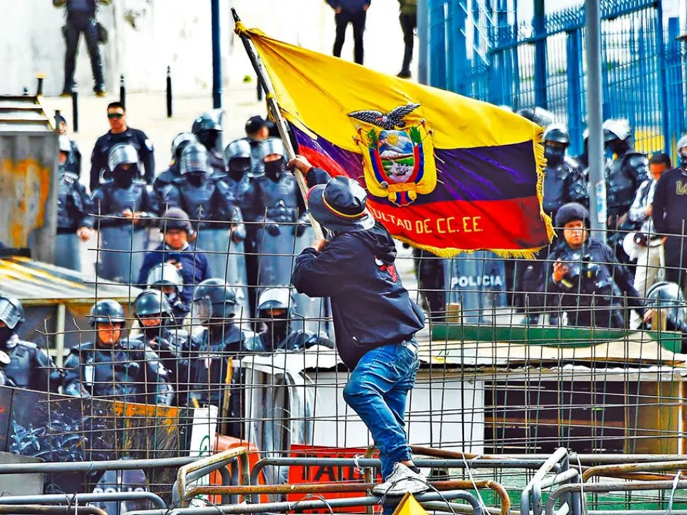 Ecuador: Lasso redujo el precio de los combustibles