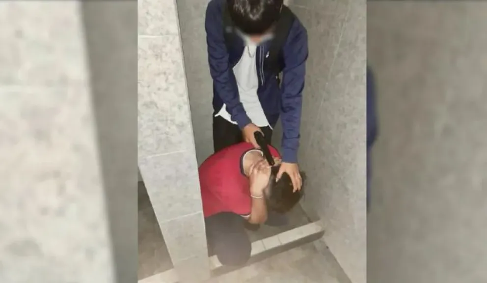 Escándalo: un adolescente llevó un arma de juguete a la escuela y simuló el fusilamiento de sus compañeros