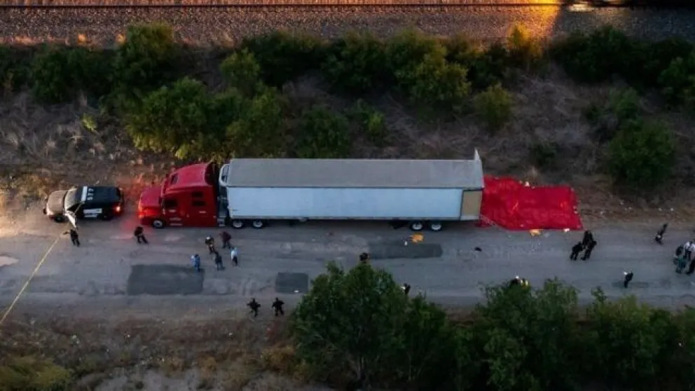 Hallan 46 migrantes muertos dentro de un camión abandonado en Texas